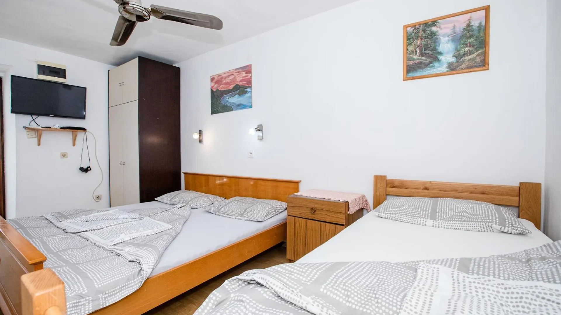 Apartments Jug Lopar